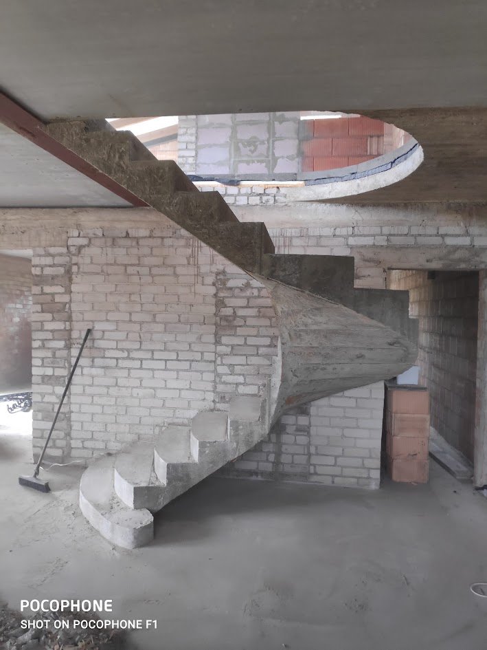 Lenktų betoninių laiptų pakopos iš arti, 2020 m.