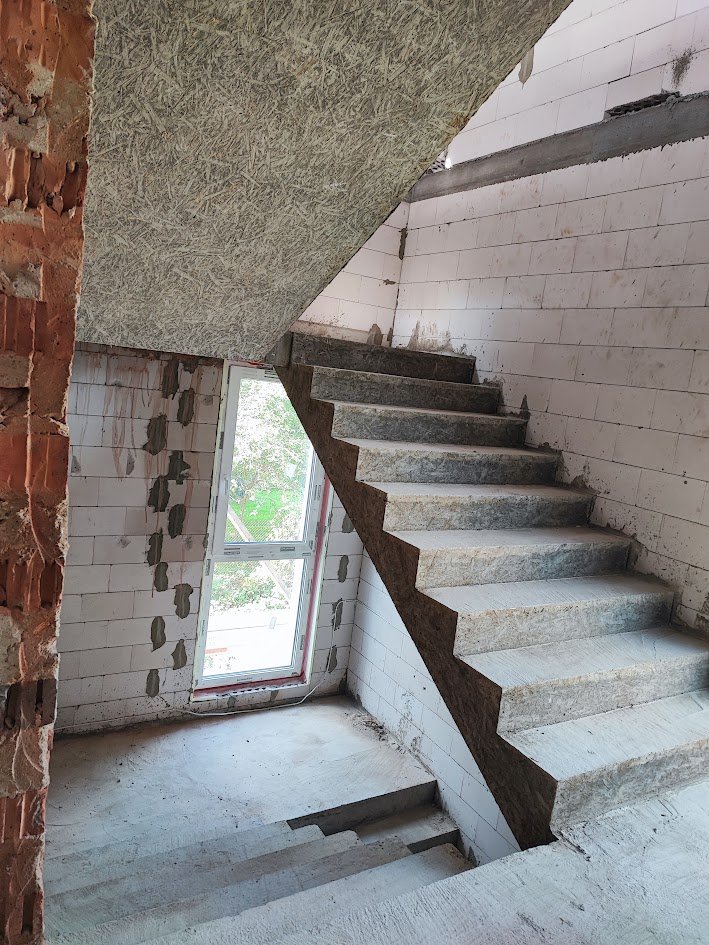 Tiesus betoninių laiptų maršas su OSB klojiniais, 2023 m.